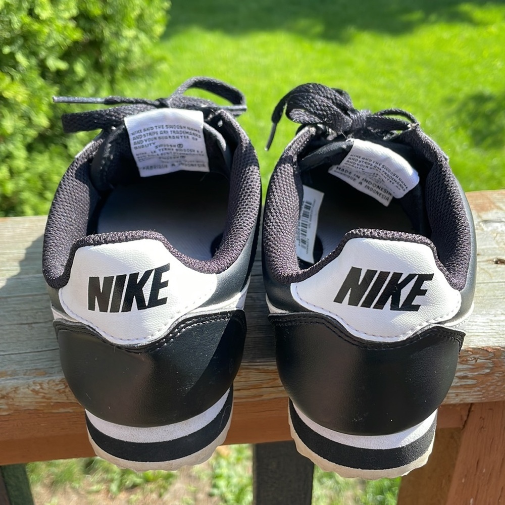 Nike Women's Black and White Sneakers - Picture 4 of 6